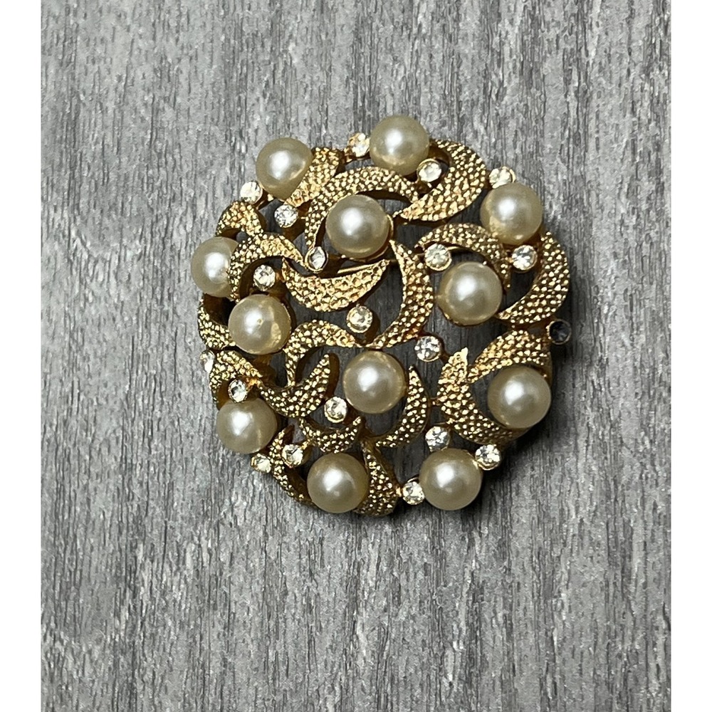 Trifari Vintage Gold Tone Faux Pearl & Rhinestone Brooch Pin Round Filigree READ